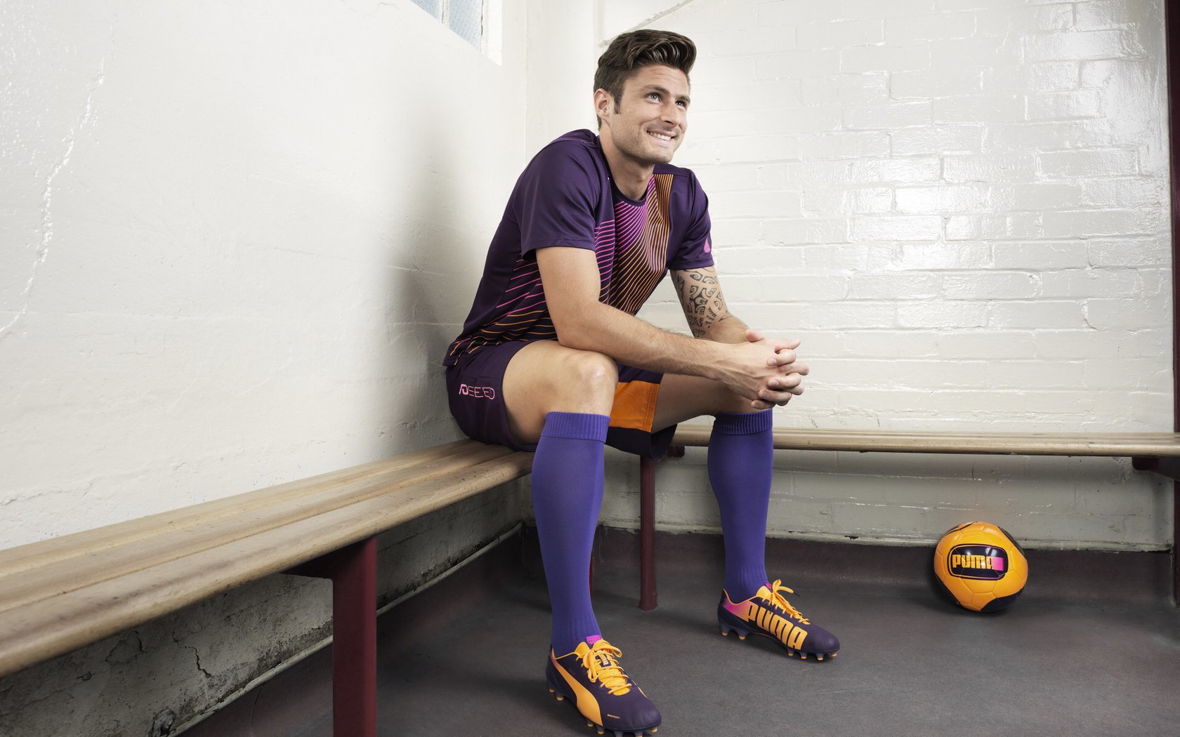 再见皇马!2亿巨星彻底失宠!一进一出解决内讧,挖英超头牌替代